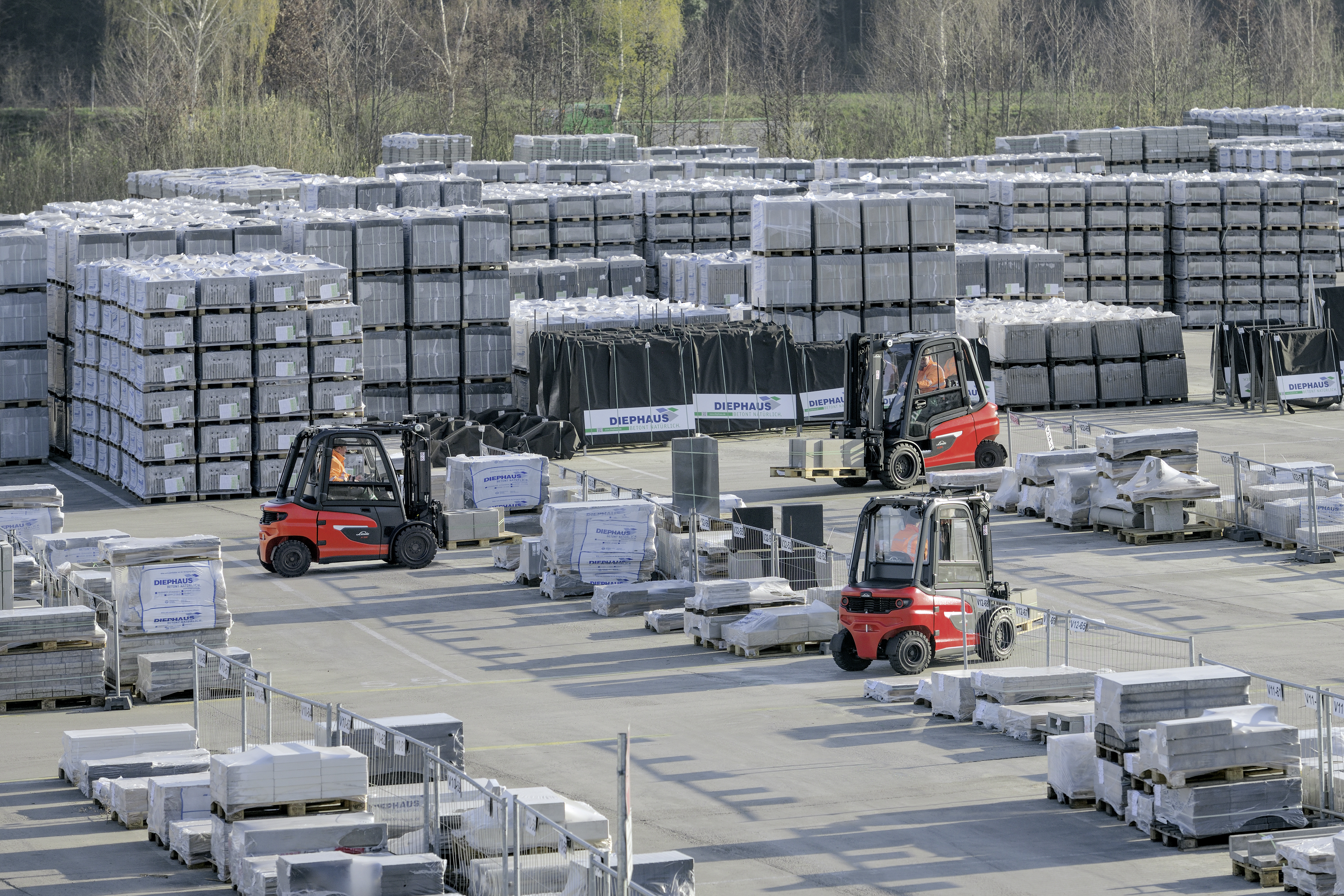 Drie X35 aan het werk bij betonbedrijf in stoffige omgeving