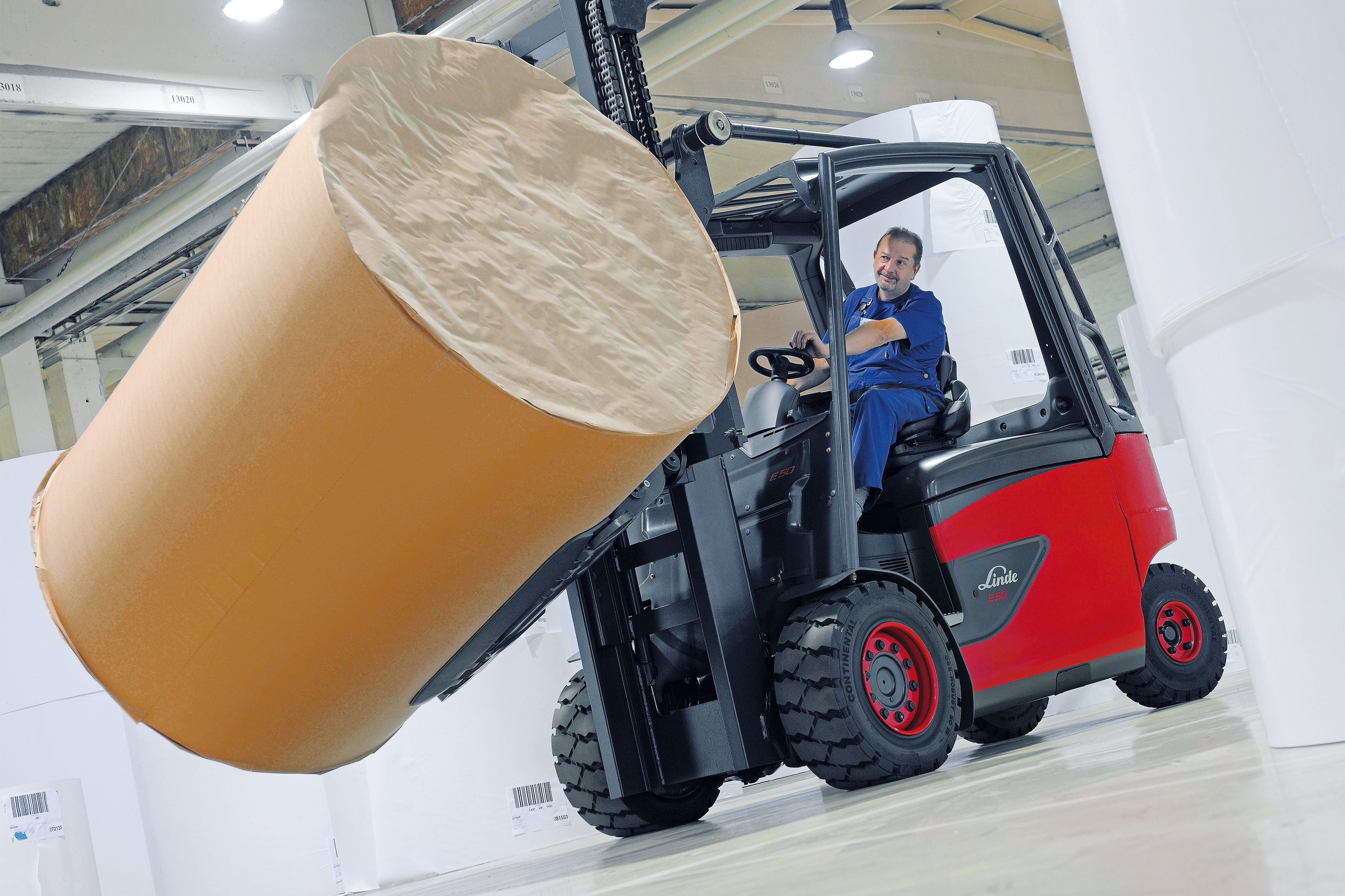 E50 heftruck rijdt met rol papier met papierklem