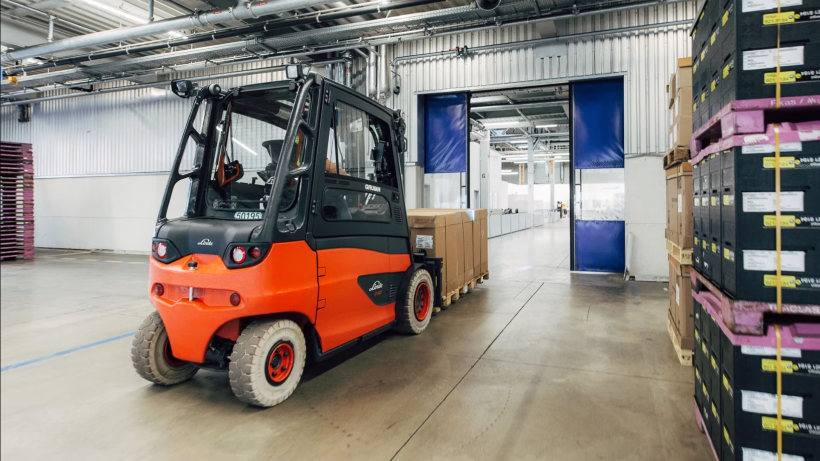 Linde E50 rijdt af op deur met LInde Door Control