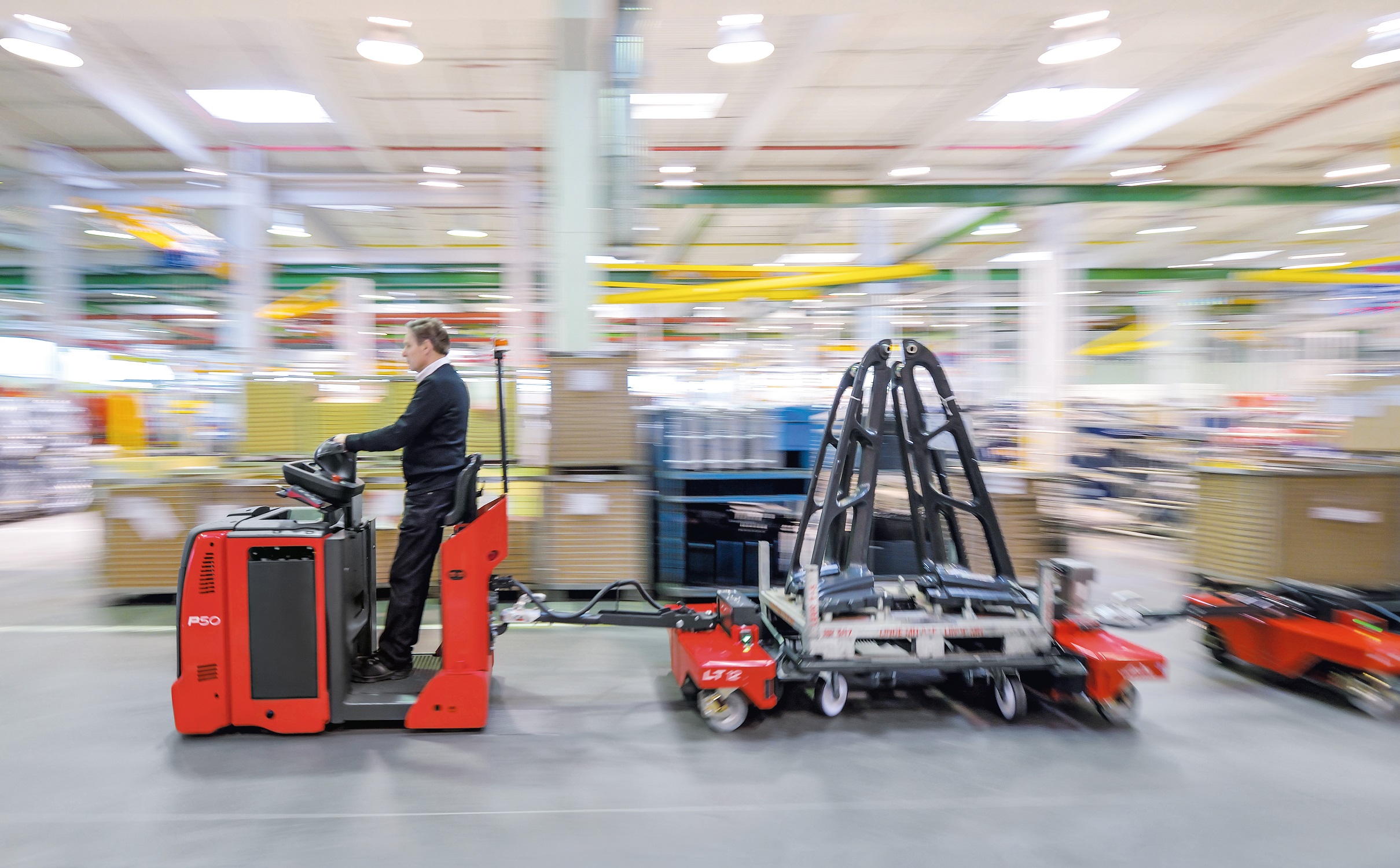 Linde P50 rijdt met LT12 door fabriekshal van autofabriek