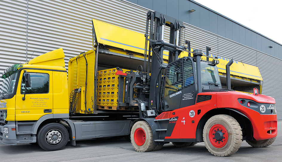 Linde H140 laadt vrachtwagen met zware pallets met kratten drank uit