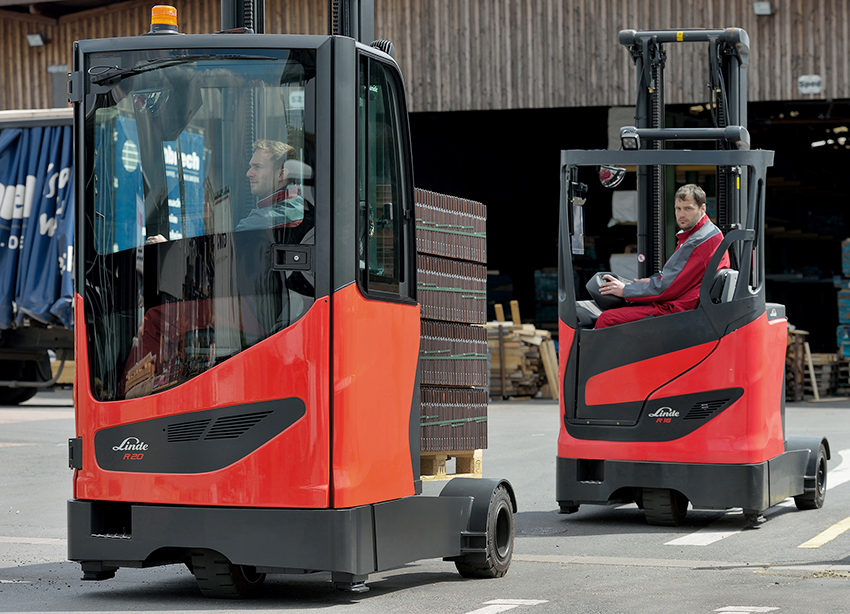 Linde R16 G en R20 G reachtrucks rijden achter elkaar