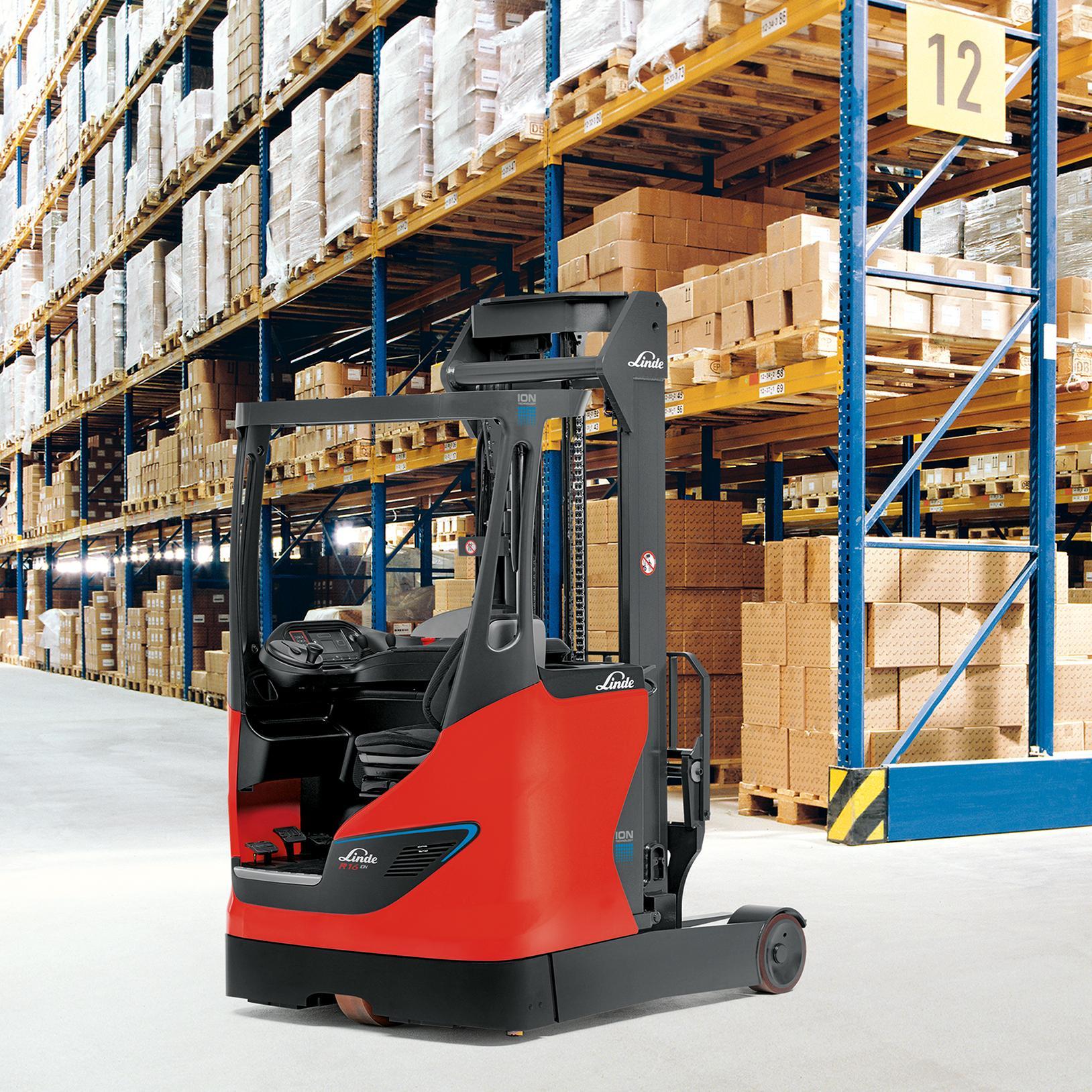 Linde R16 Reachtruck met Li-ION in warehouse voor stellingen