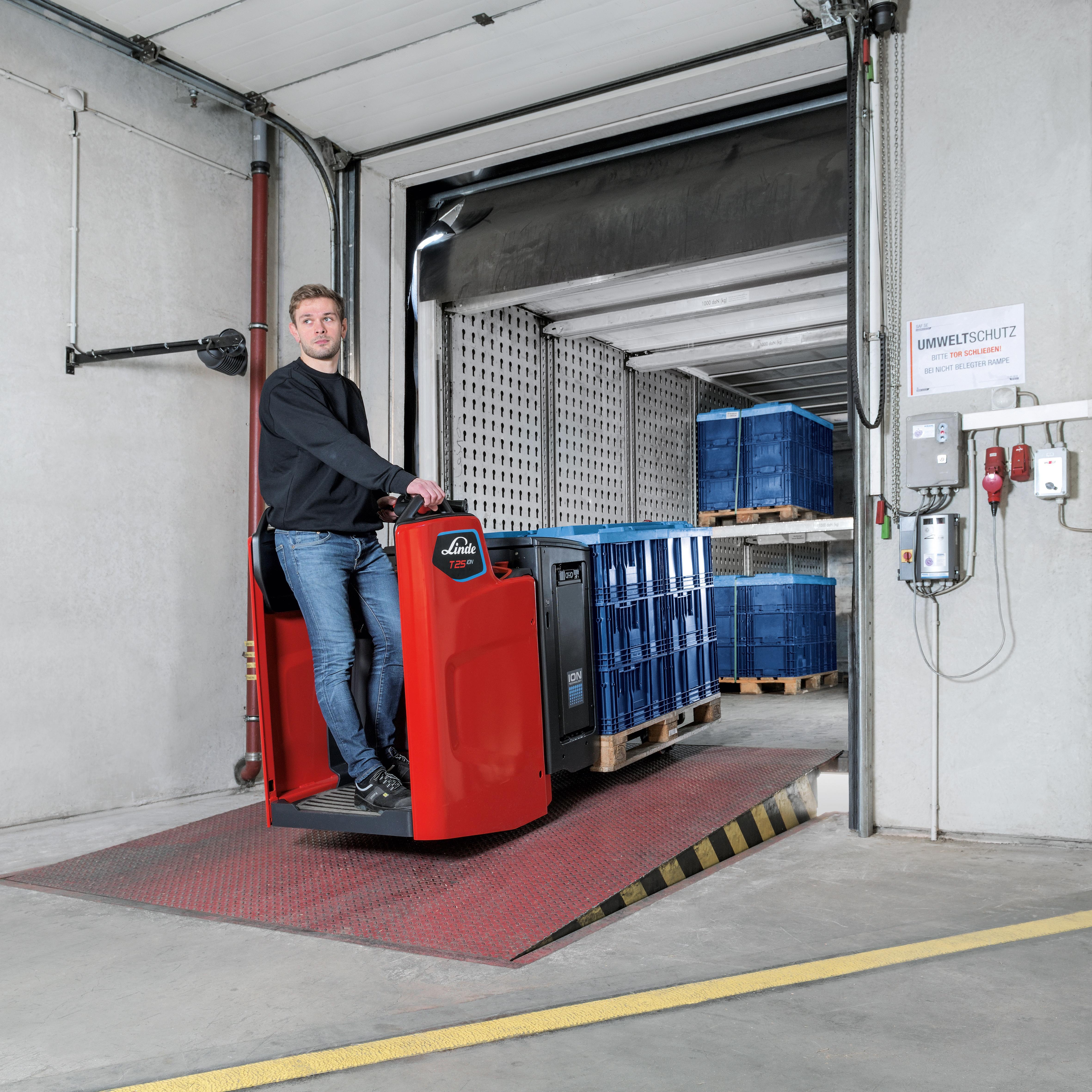 Linde T25FP rijdt met lading uit vrachtwagen