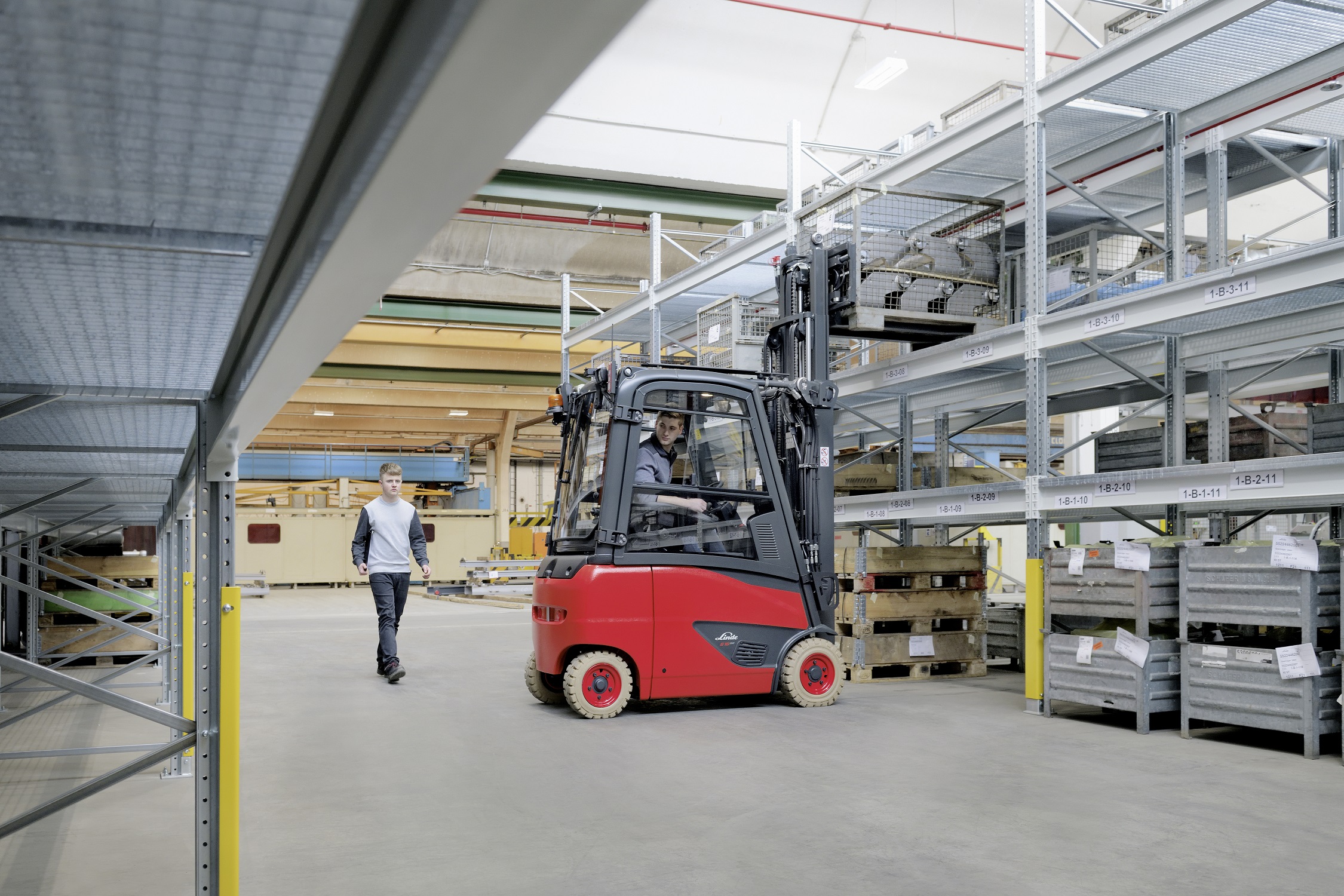 Veiligheid in magazijn met Linde Motion Detection kleine e-truck