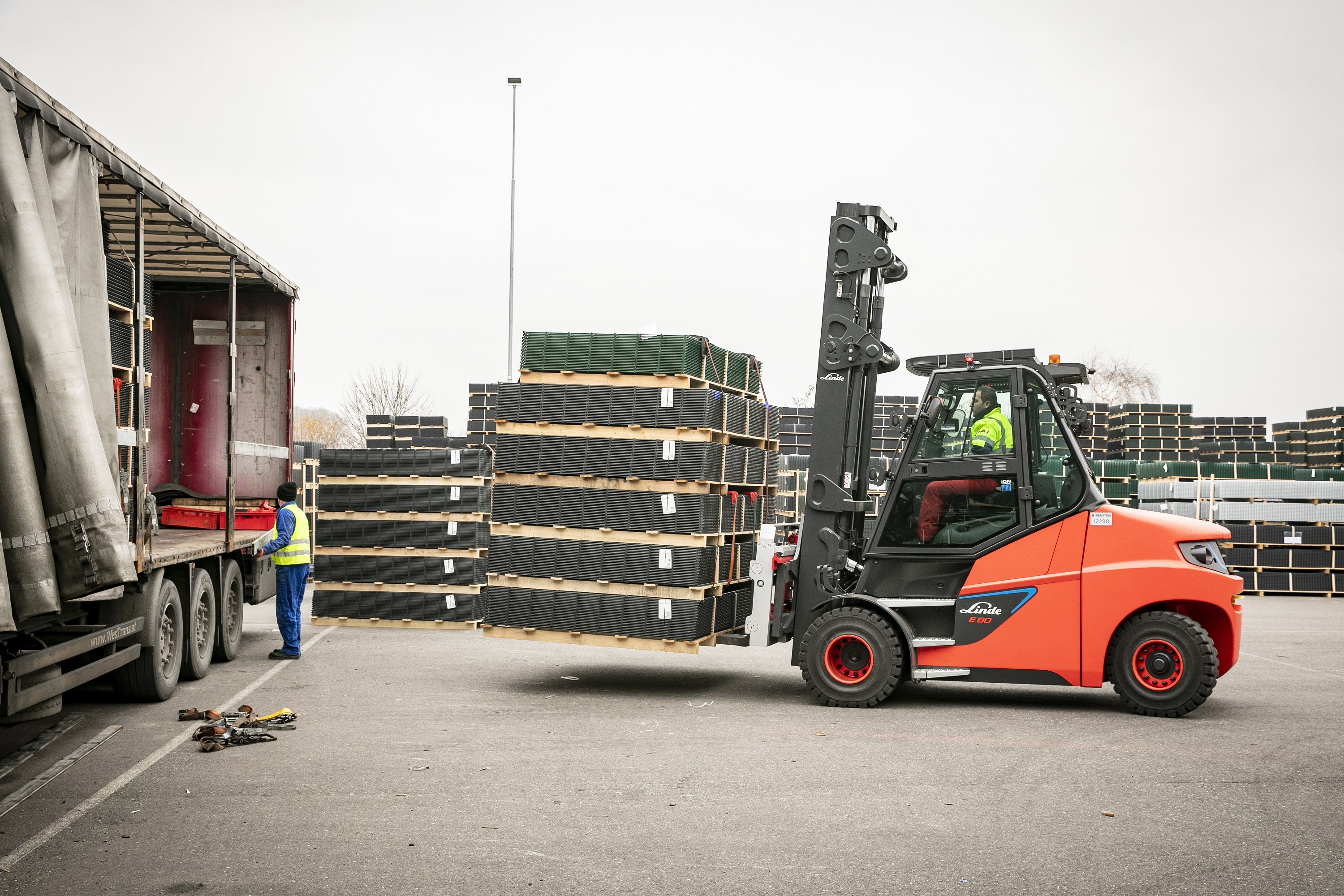 Van Merksteijn Linde E80 laadt vrachtwagen