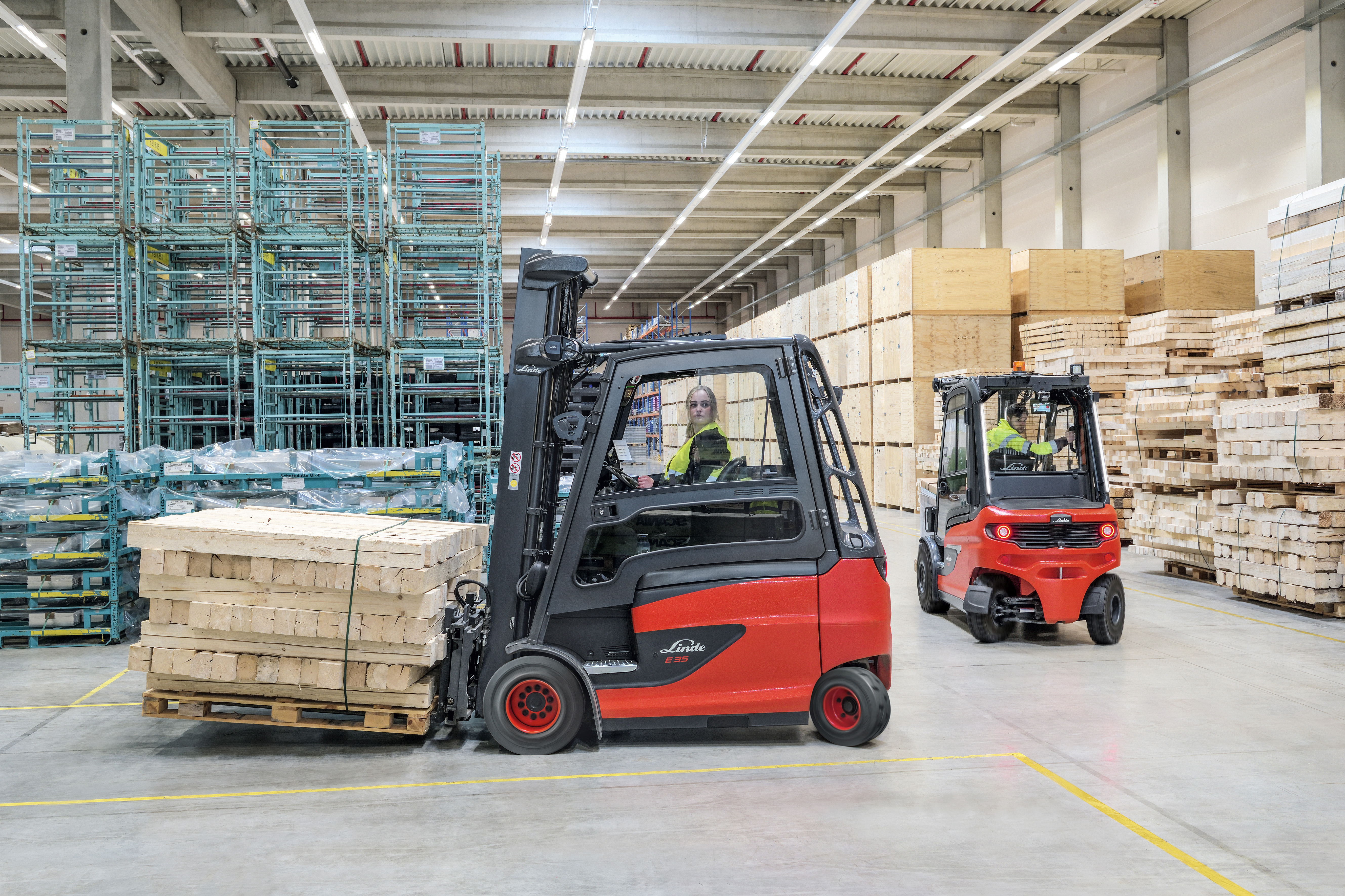 Twee achteruitrijdende trucks met Linde Reverse Assist Camera