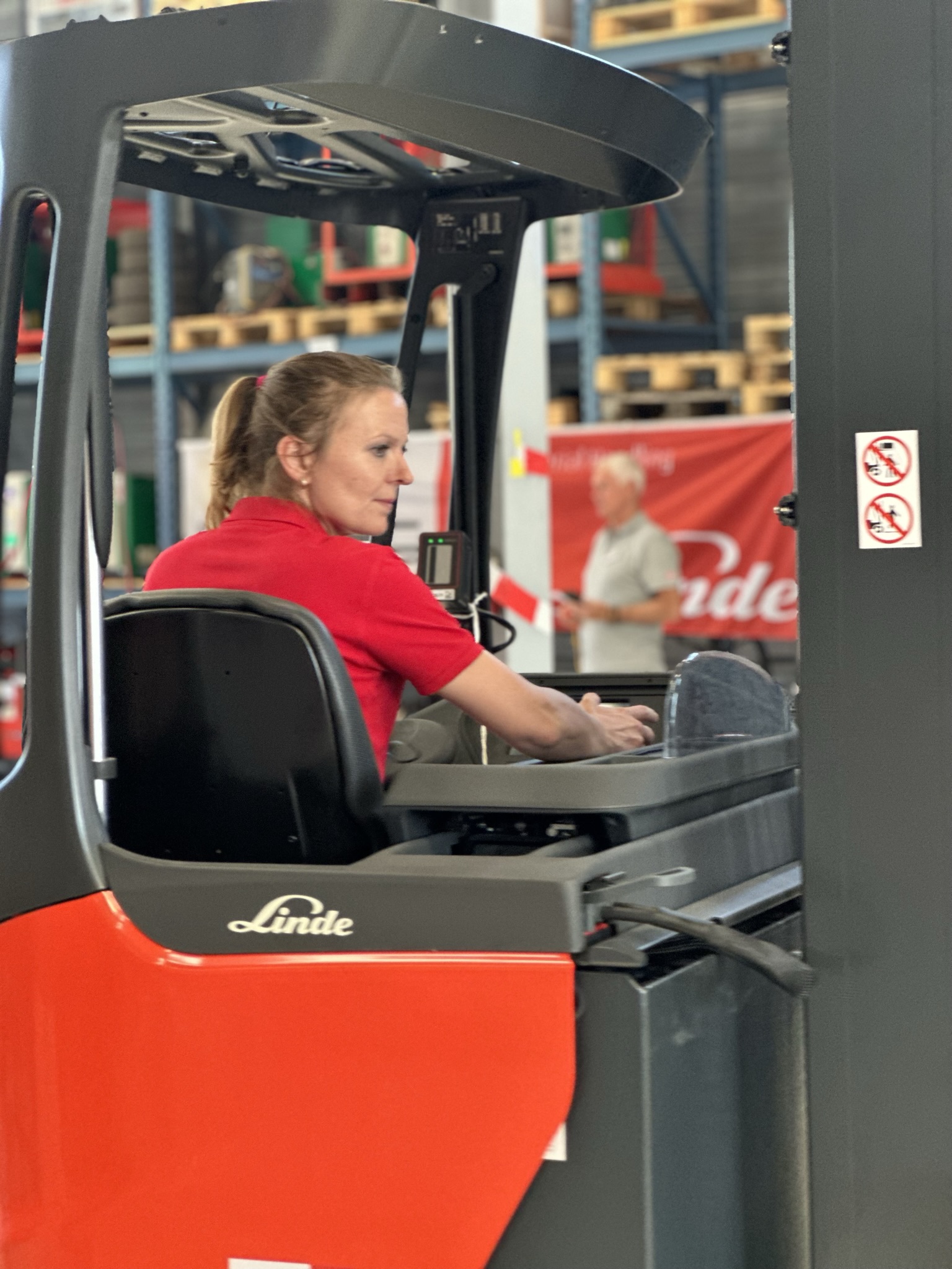 Vrouwelijke heftruckchauffeur op HeftruckCup 2023