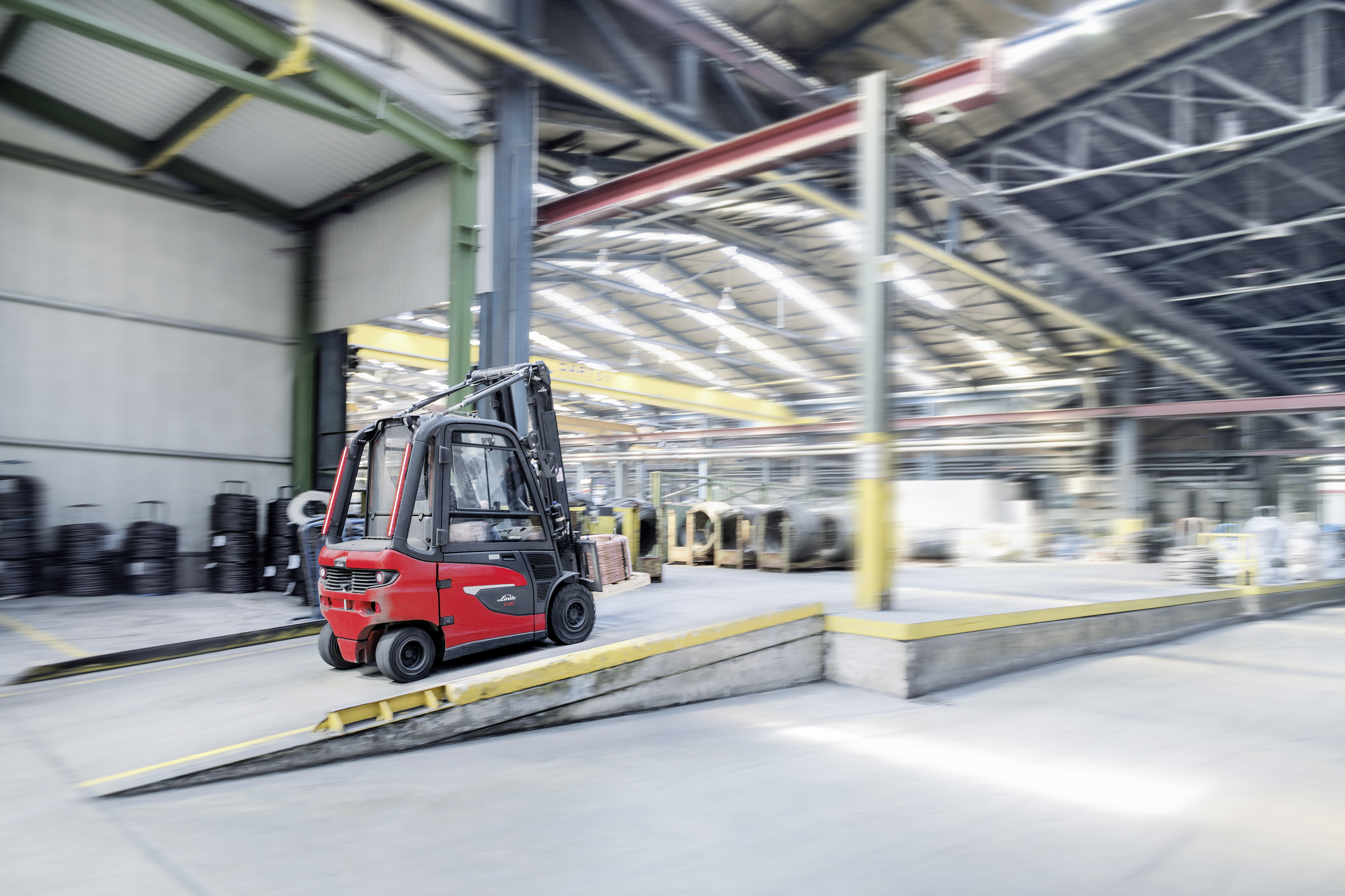 Linde heftruck rijdt helling op