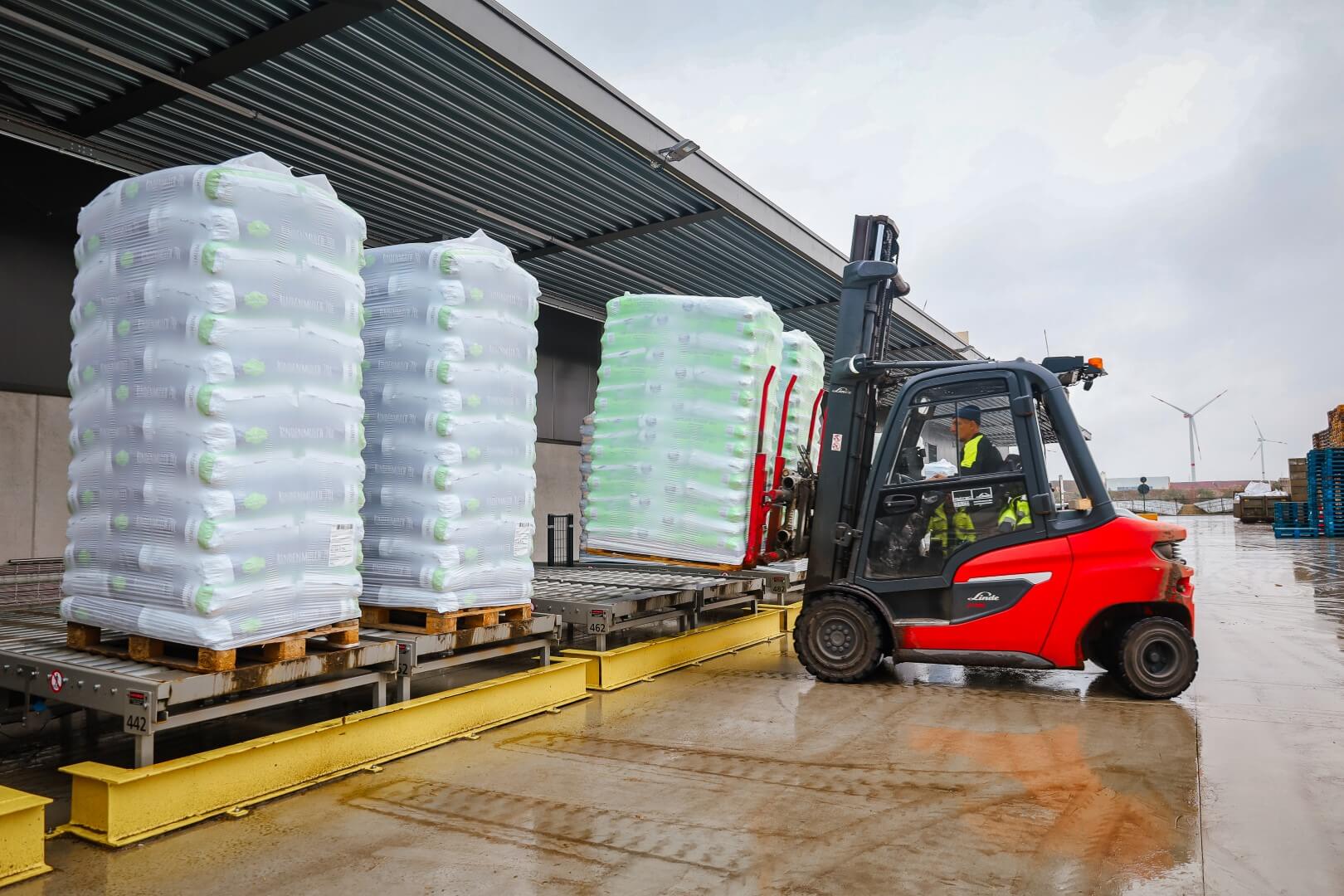 Linde heftruck plaatst producten onder overkapping