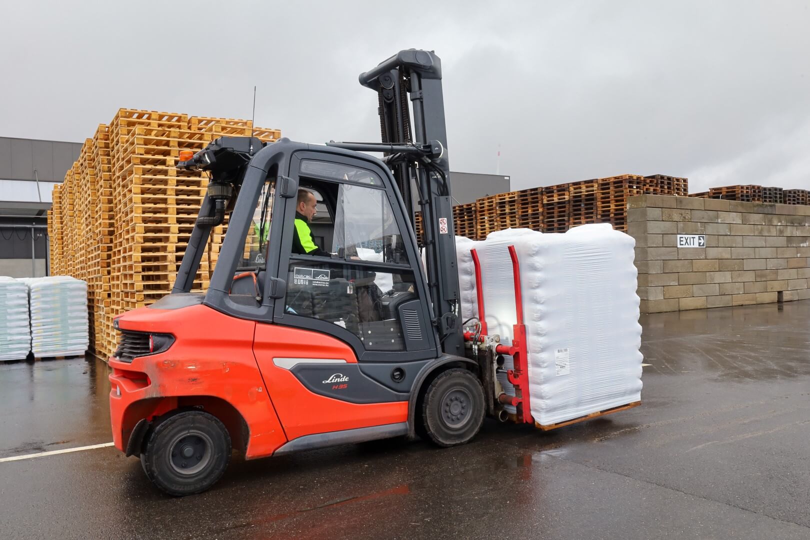 Linde heftruck verplaatst producten over buitenterrein van Agricon