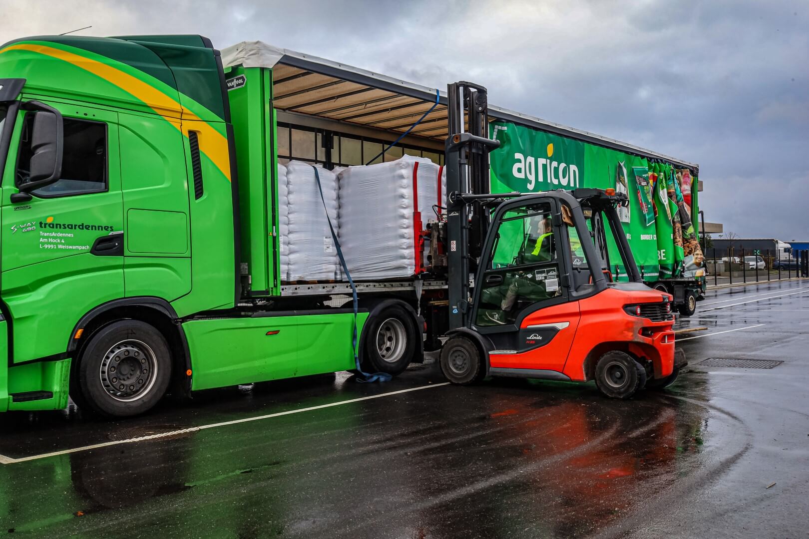 Linde heftruck lost een vrachtwagen bij Agricon