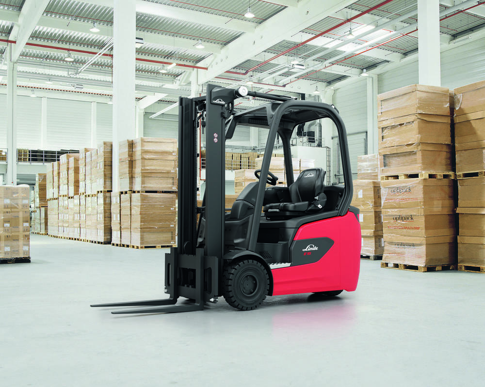 Linde E14 - E20 elektrische heftruck in warehouse