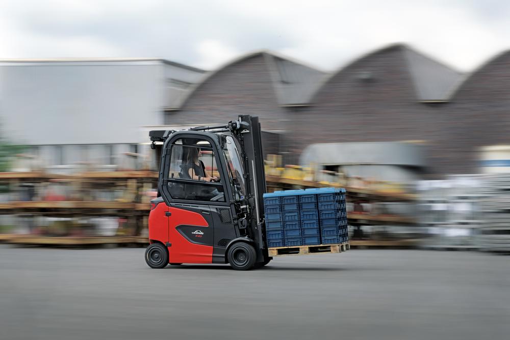 Linde E20 P elektrische heftruck op buitenterrein