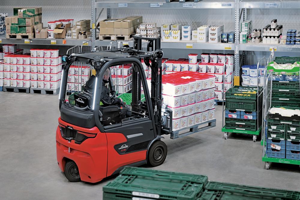 Linde Xi16 elektrische heftruck met driewielen in warehouse