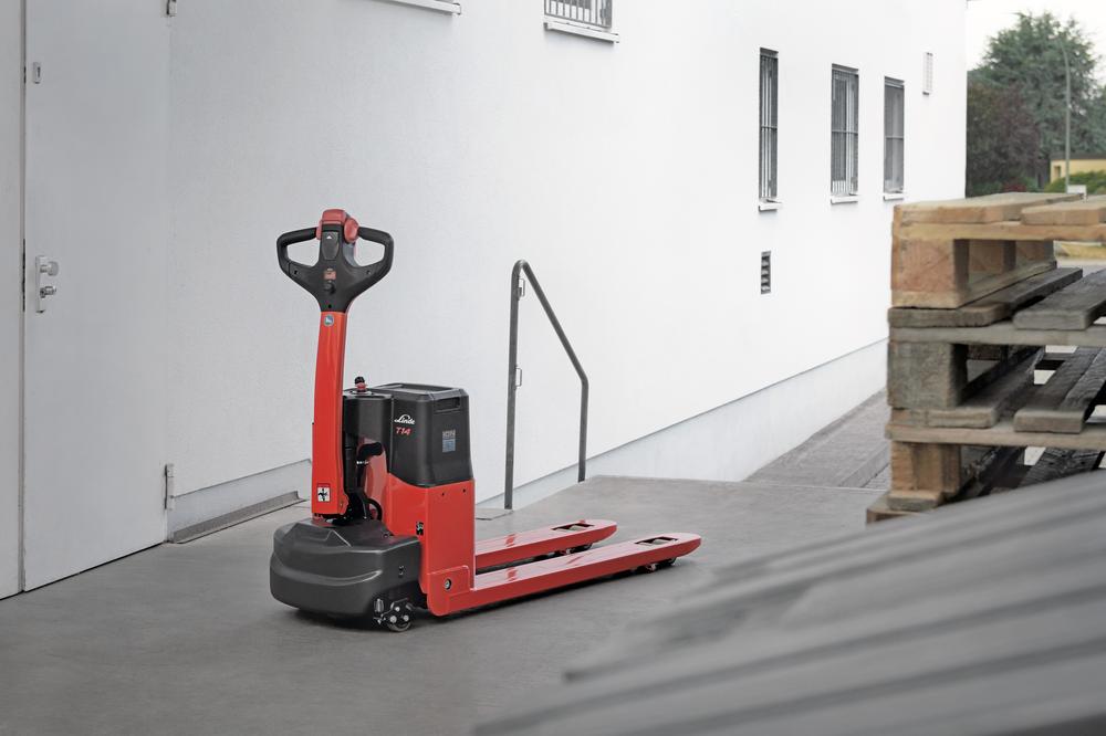 Linde T14 B elektrische pallettruck bij helling