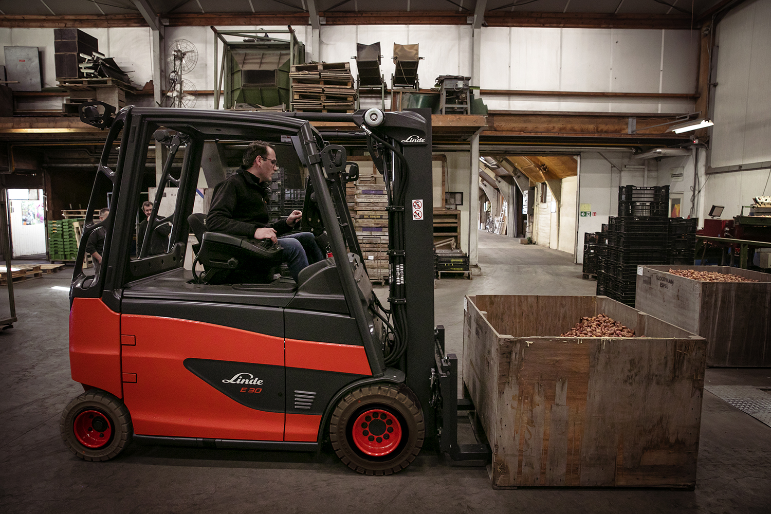 Slootman-Claassen - Medewerker gebruikt heftruck Linde in magazijn