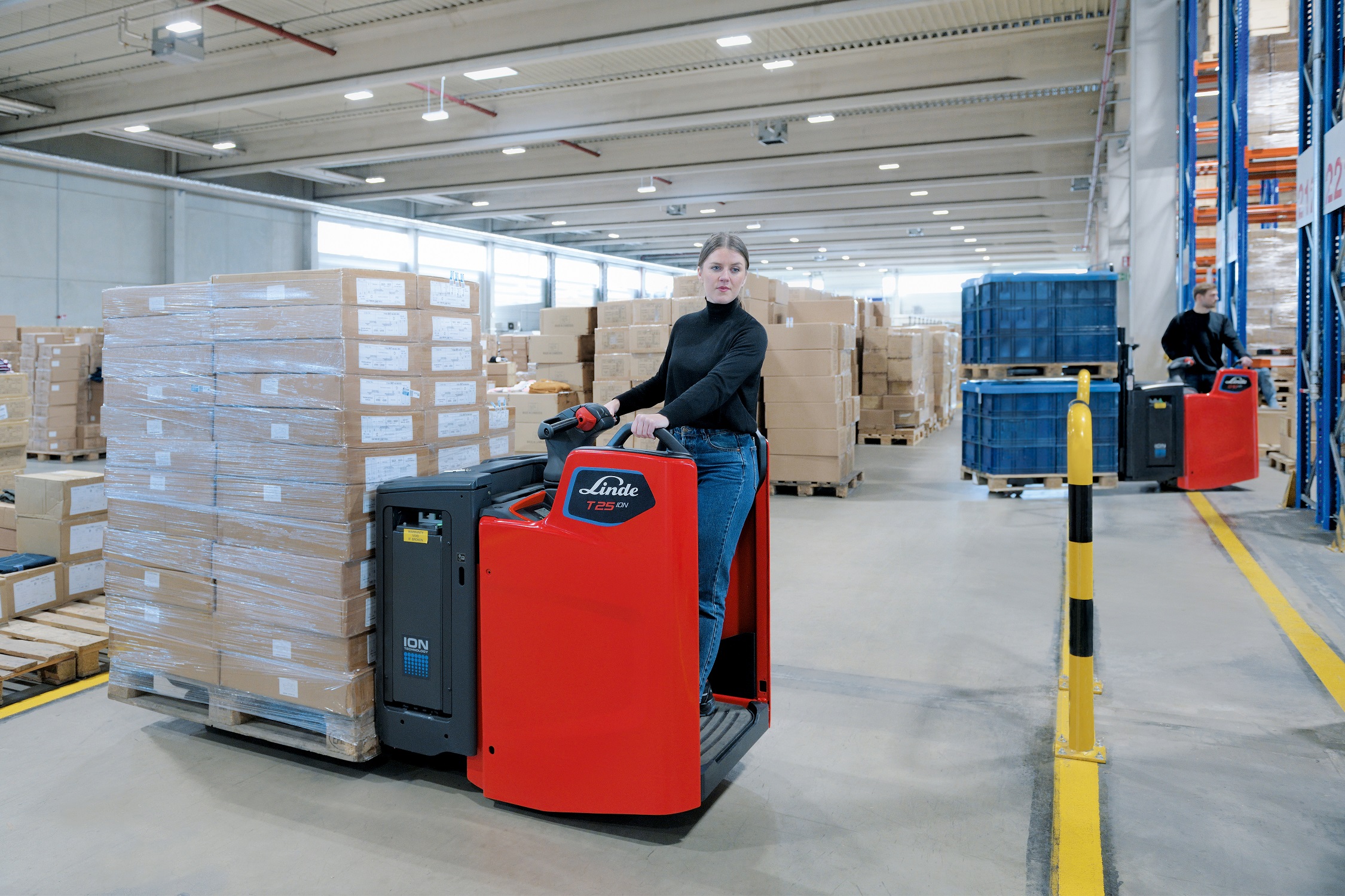 Linde T25 met Li-ION met vrouwelijke operator