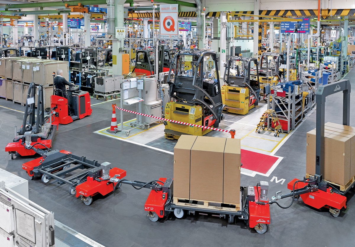 Linde LT06-LT20 serie logistieke trein in fabrieksomgeving