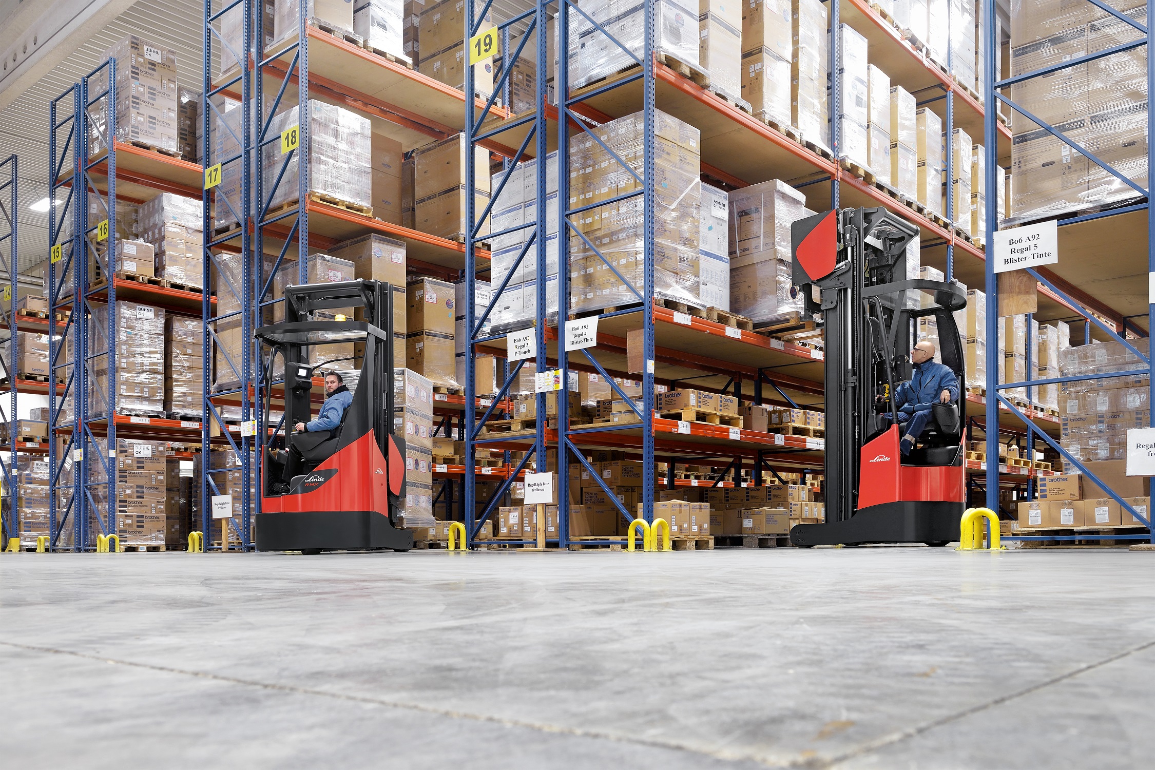 Linde R14 X en R16 X reachtruck in warehouse