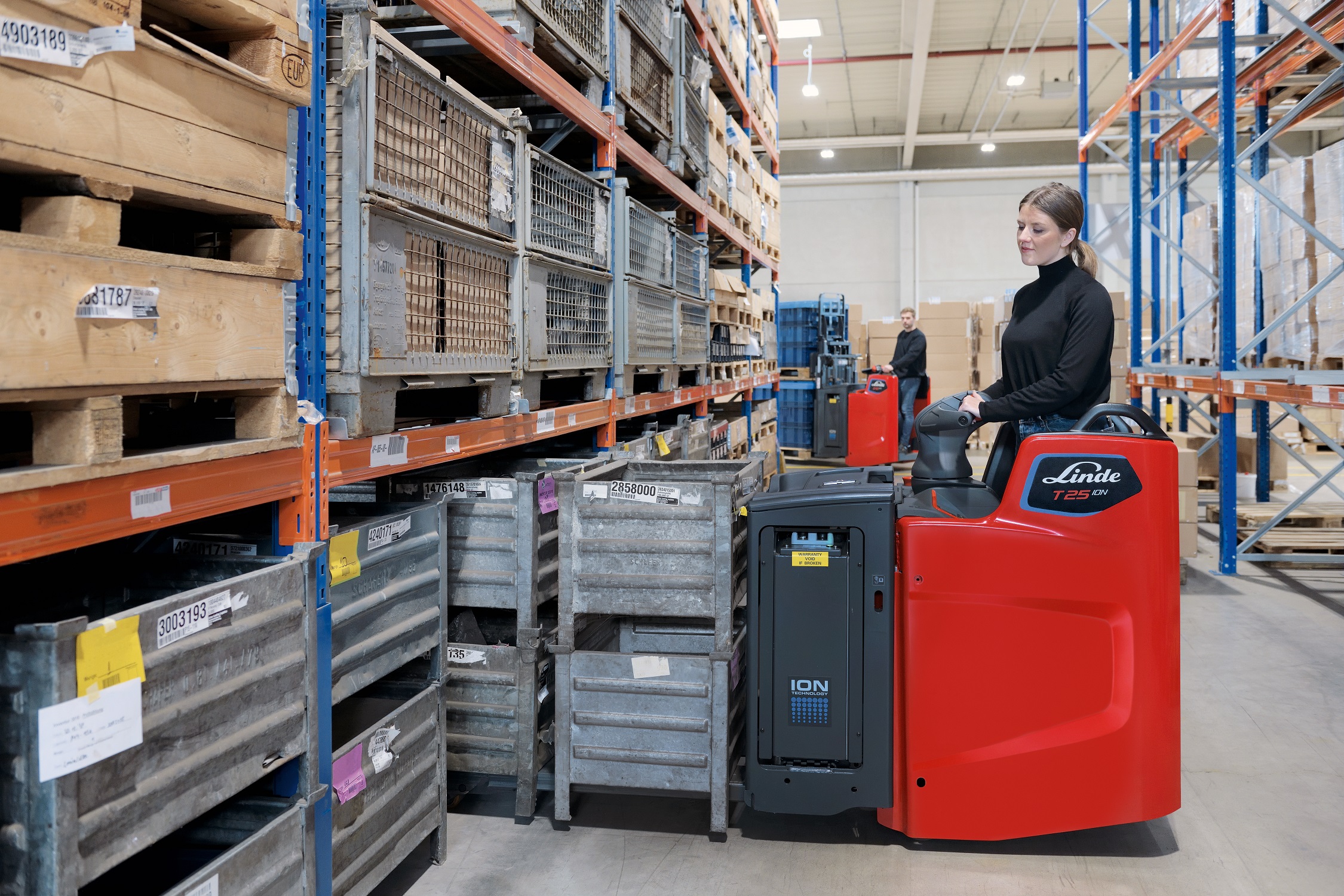 Linde T25FP in warehouse met vrouwelijke bestuurder