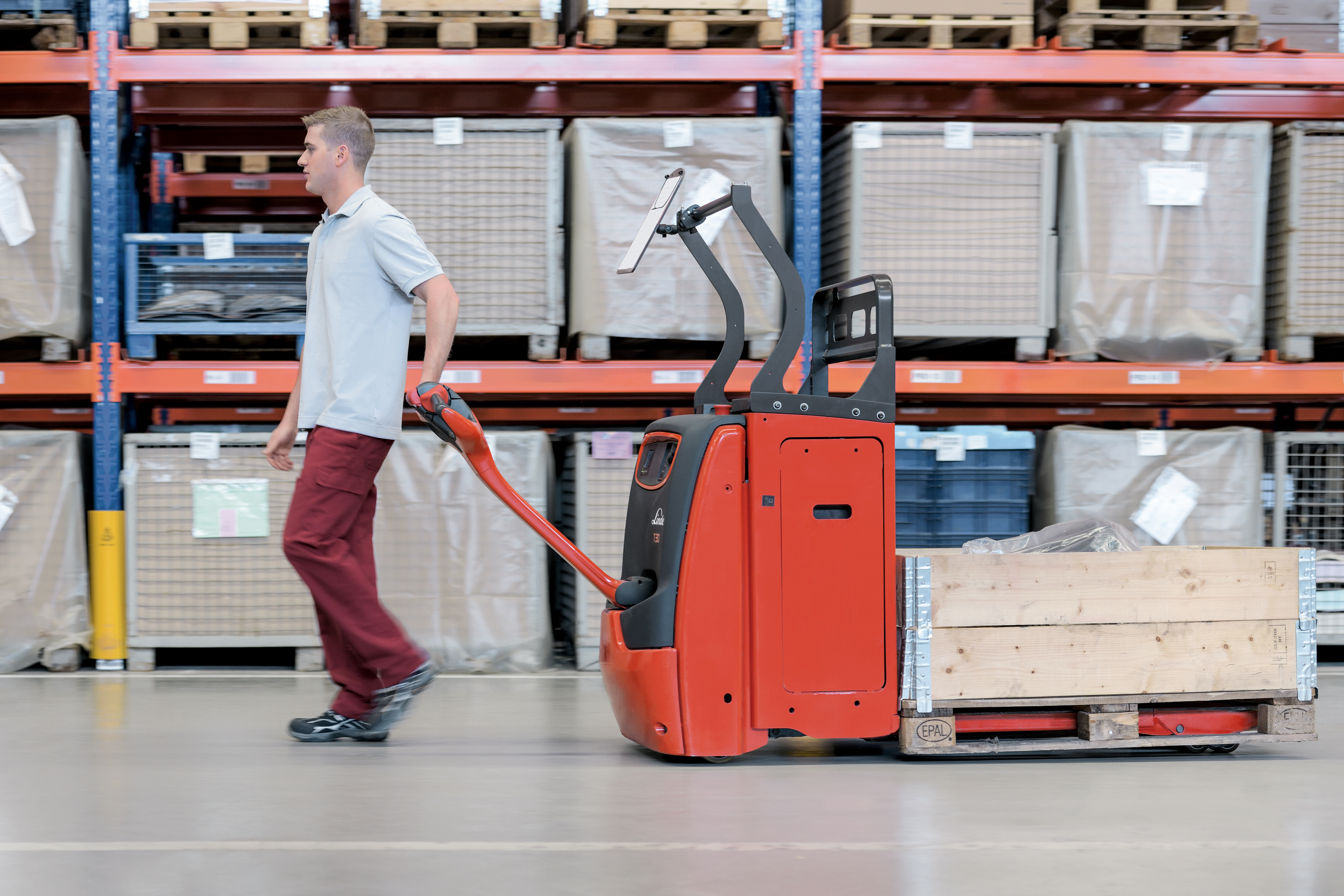 Linde T30 pallettruck in warehouse met bestuurder