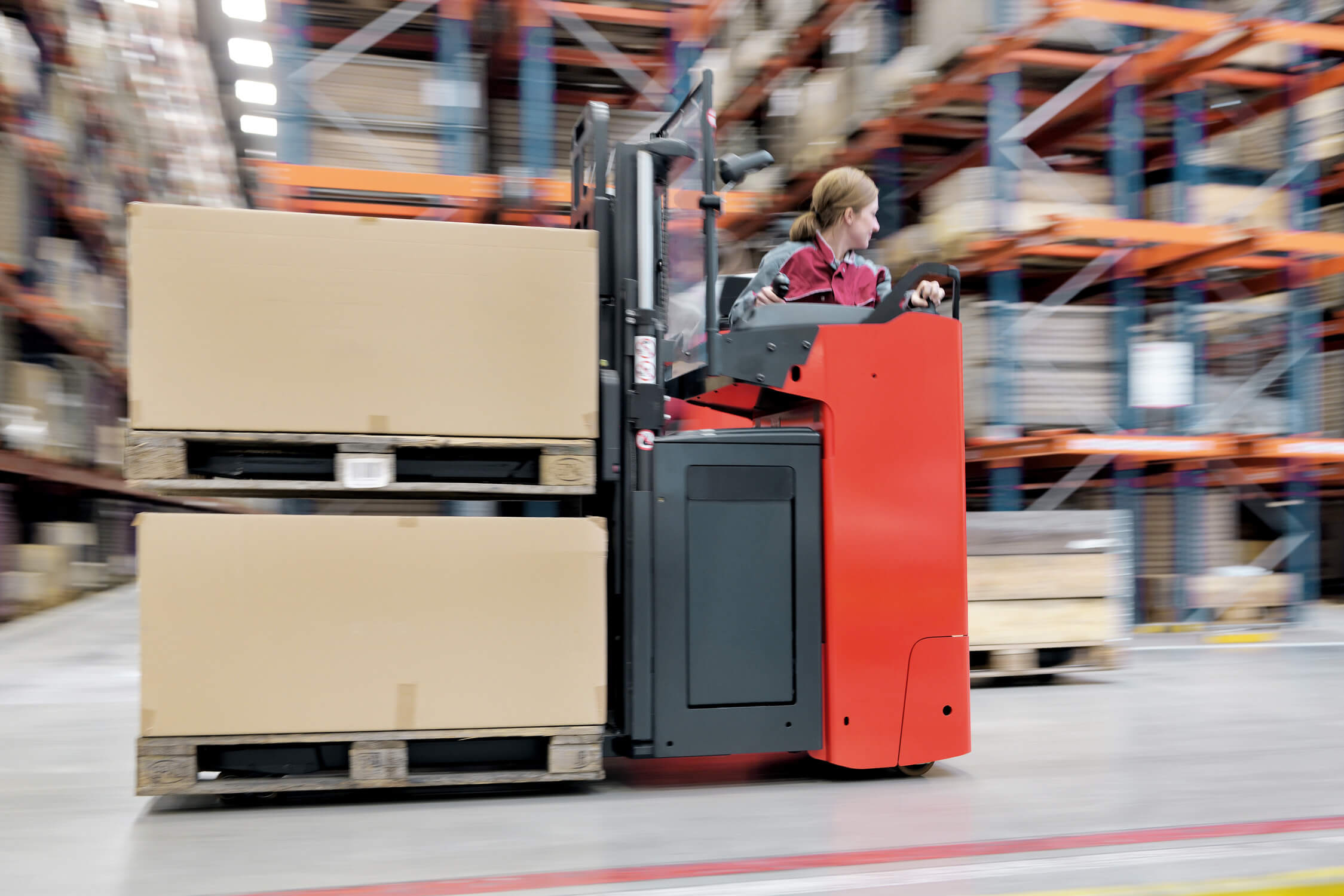 Linde stapelaar D12 R snelheid met twee palletten door magazijn