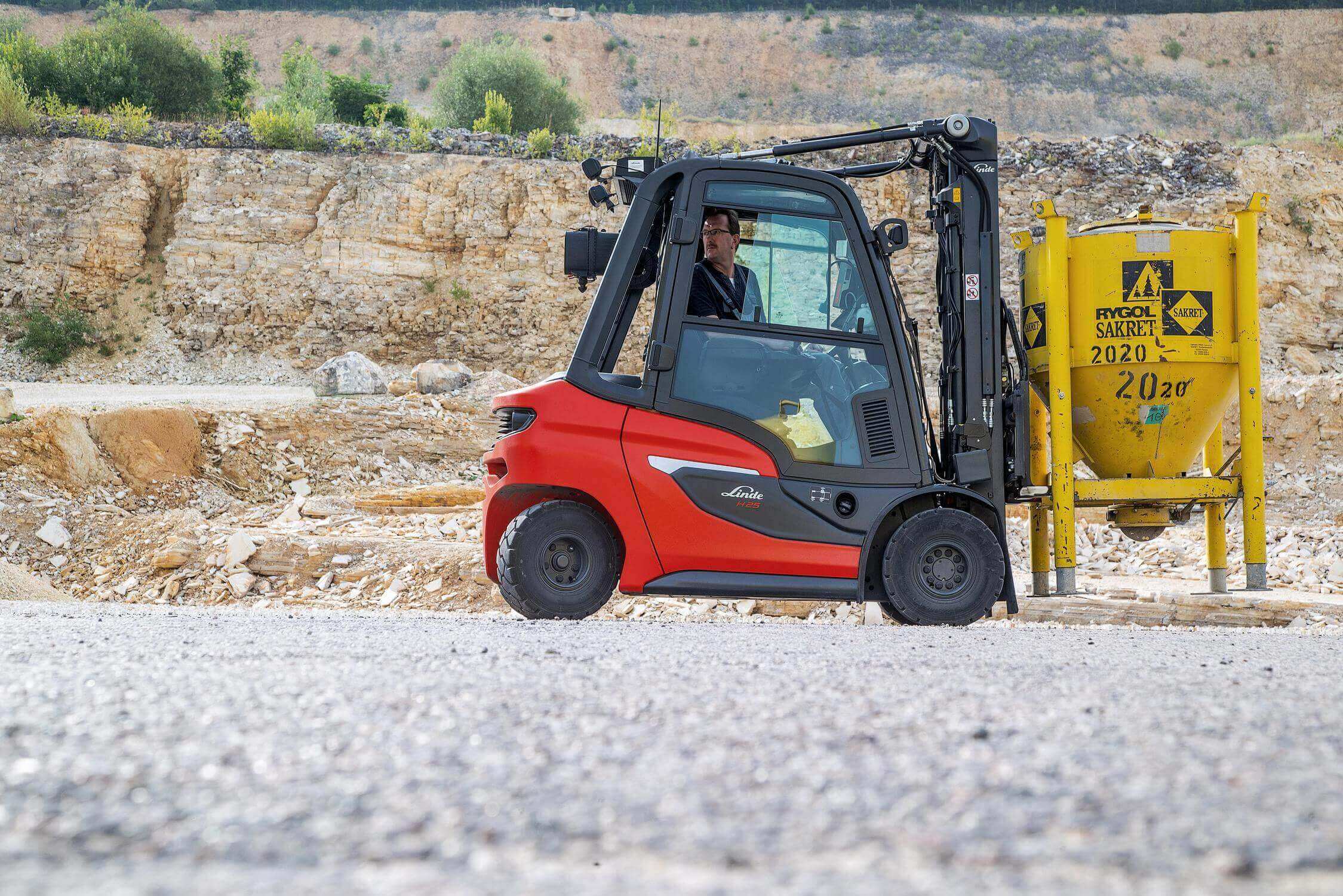 Linde thermische verbrandings heftrucks H20 H35 gravel transport buiten