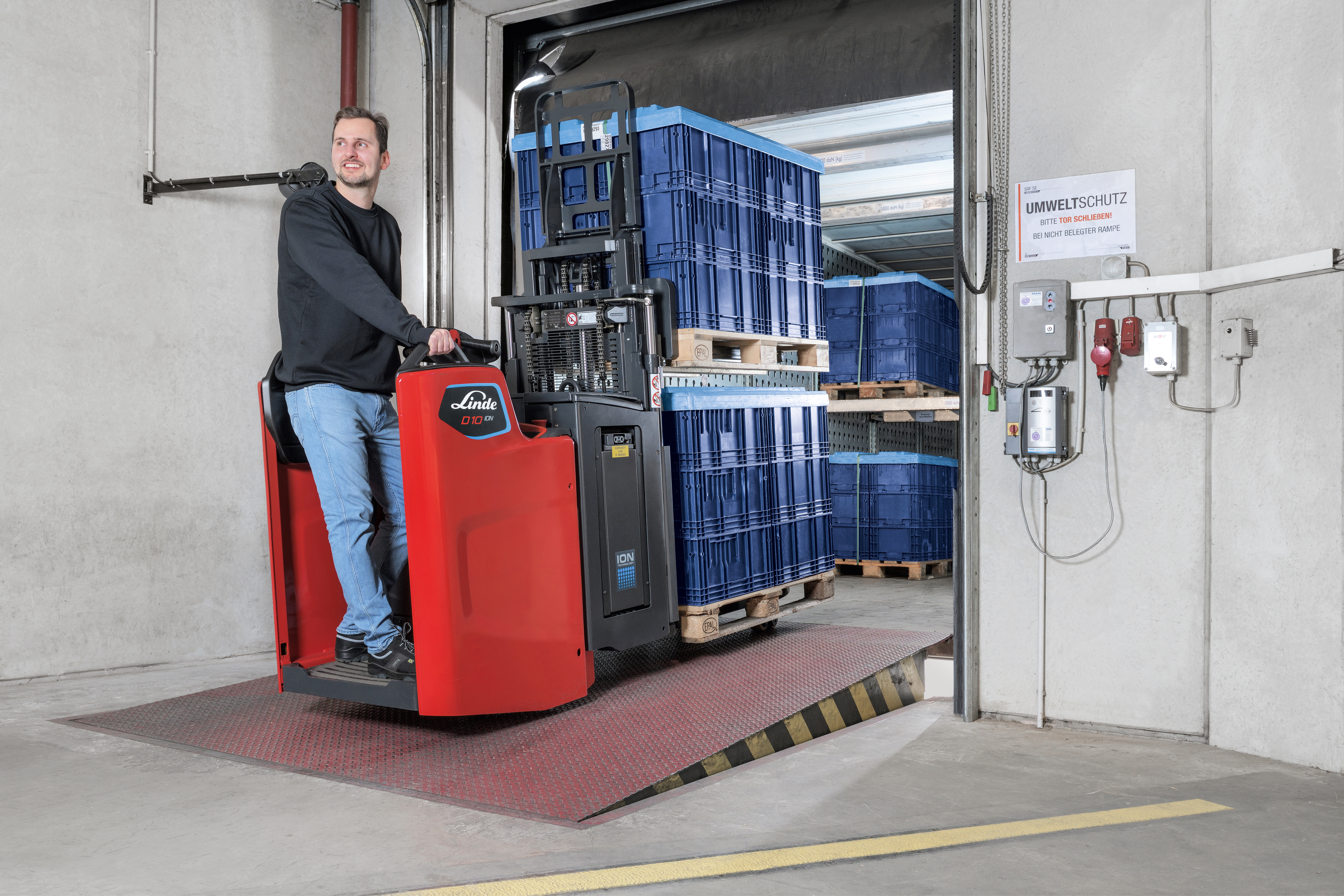 Linde D10 FP double stacker laden en lossen op laad dock 