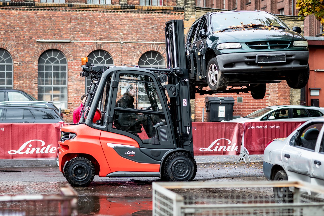 Linde heftruck lift auto bij heftruckcup