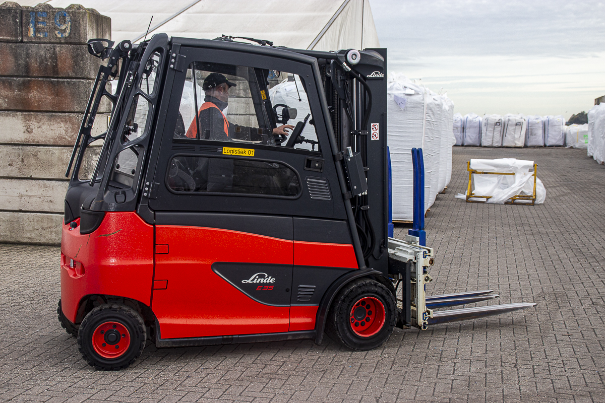 Linde elektrische heftruck bij Van Werven kunststof recycling