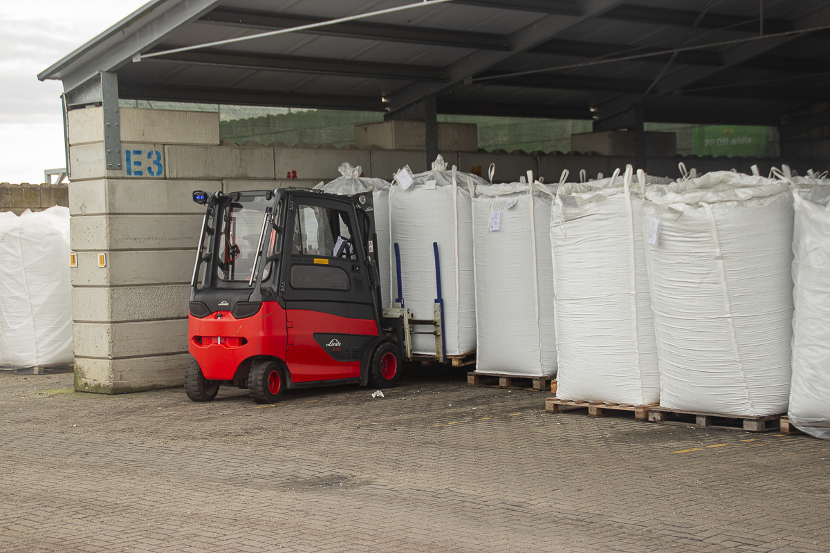 Linde elektrische heftruck bij Van Werven kunststof recycling met big bag