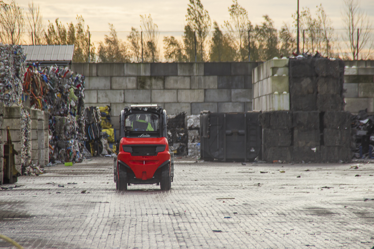 Linde heftruck bij Van Werven Kunststof recycling van achteren