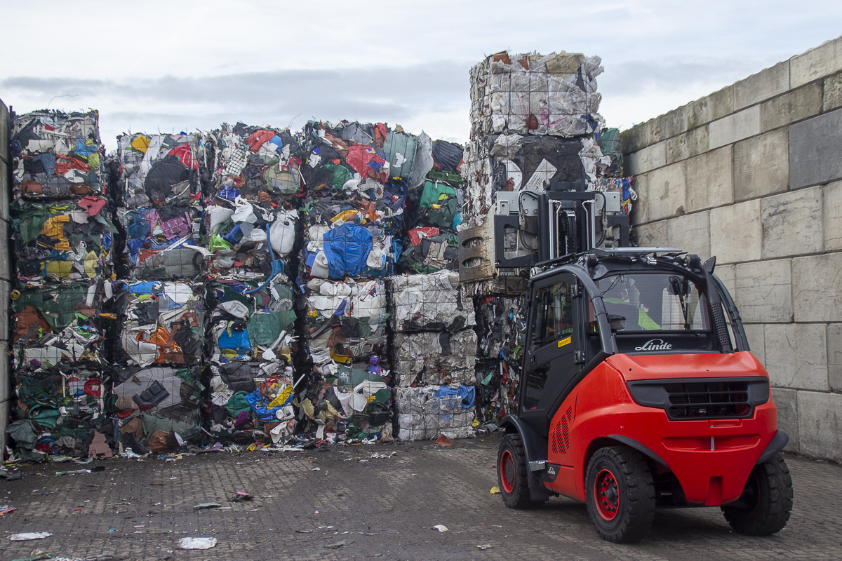 Linde heftruck bij Van Werven Kunststof recycling 