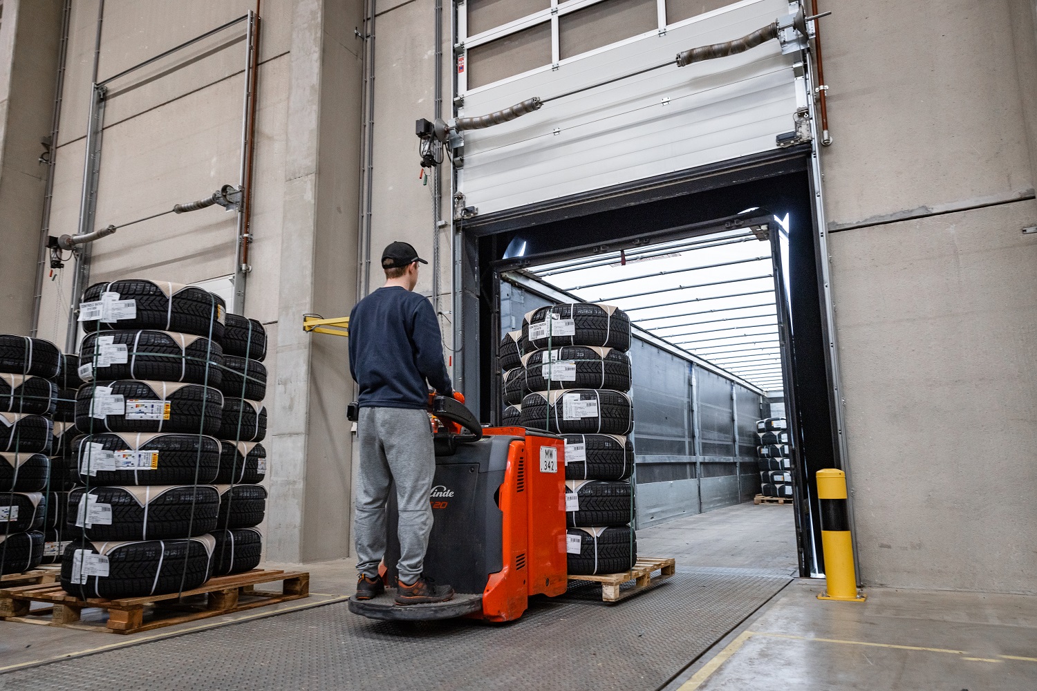 Linde EPT met banden rijdt vrachtwagen in