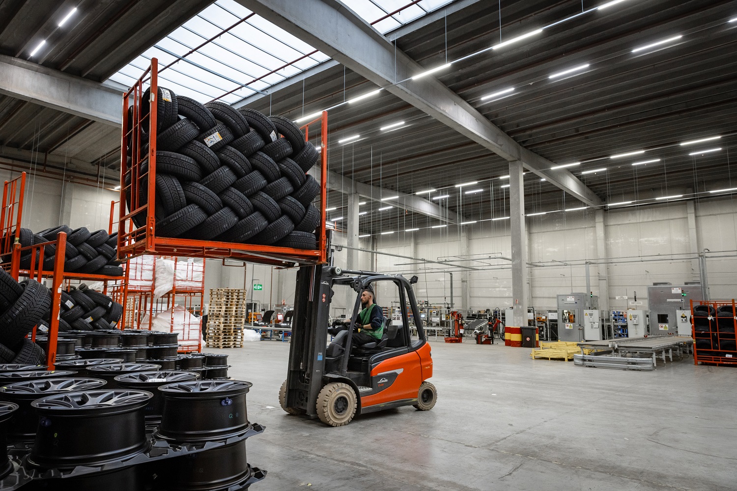 Linde elektrische heftruck zet handen klaar voor de stellingen