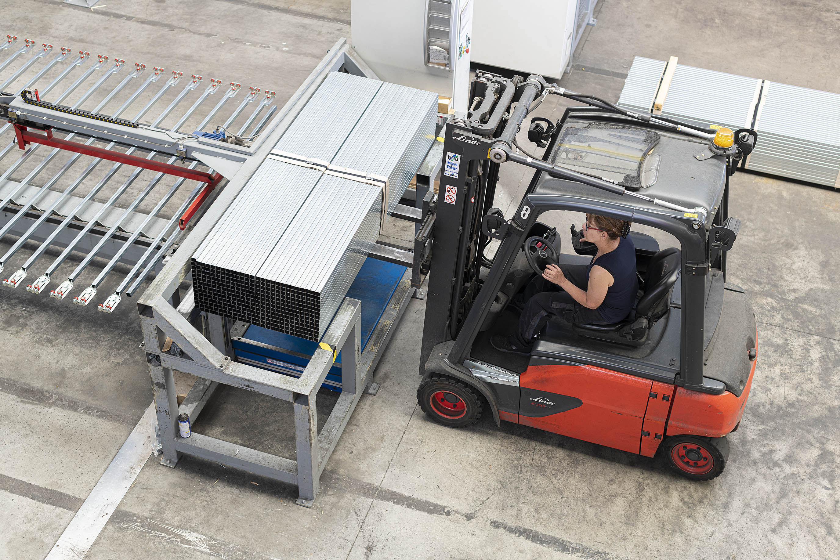 Linde heftruck haalt goederen van rolband