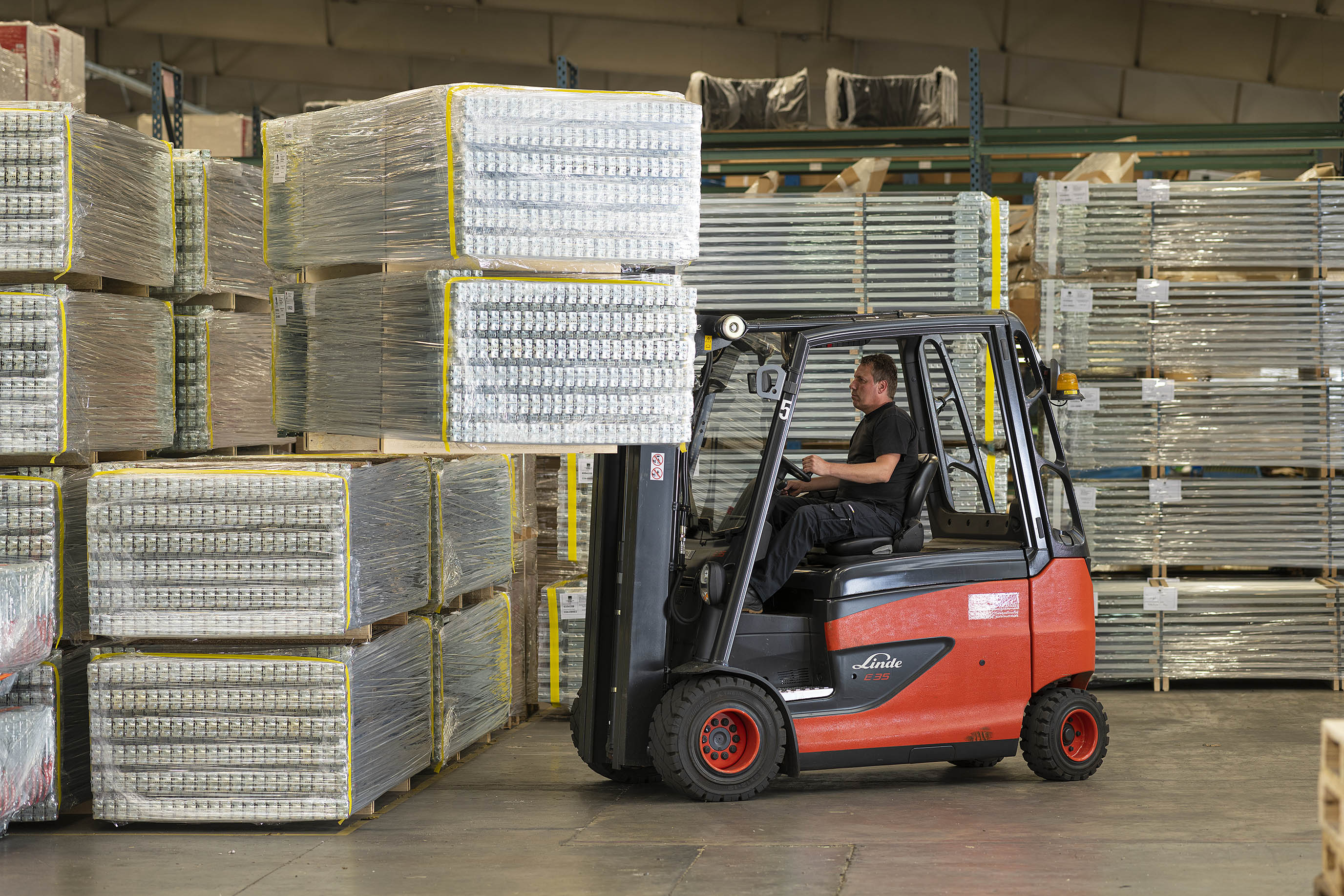 Heftruck verplaatst goederen bij Versus-Omega