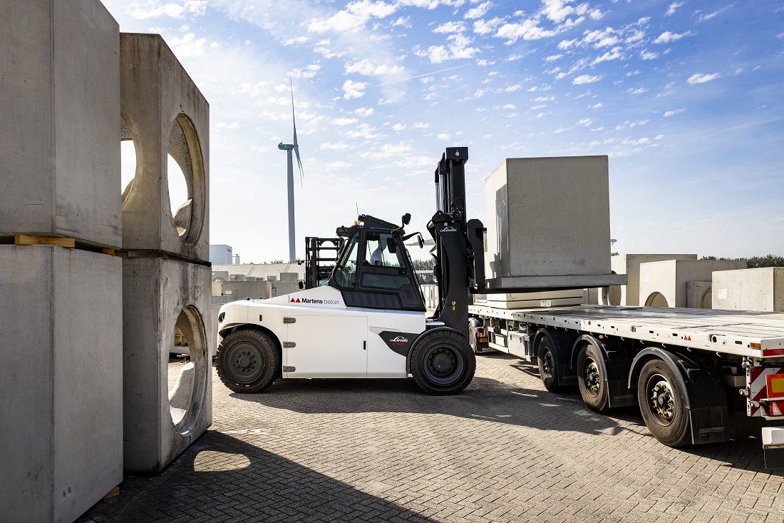 Martens Beton - Linde E160 laadt beton op vrachtwagen