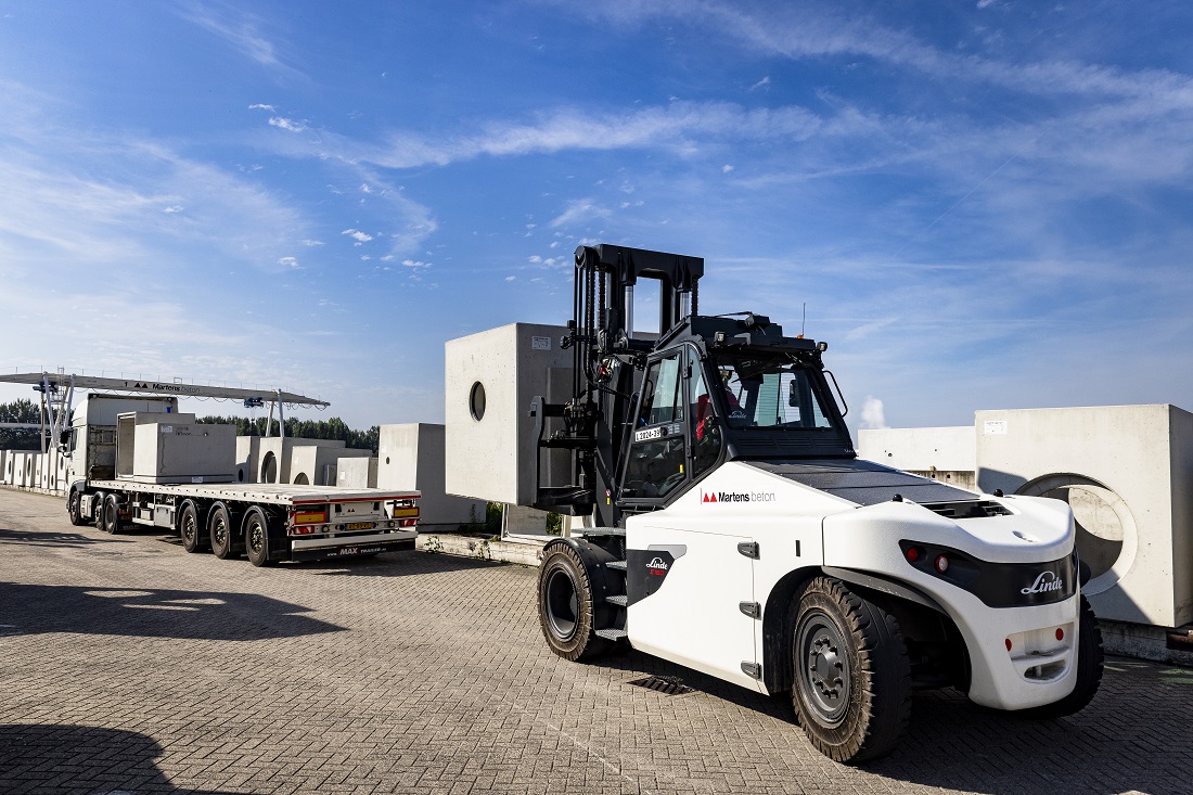 Martens Beton - Linde E160 zware elektrische heftruck laadt beton op vrachtwagen